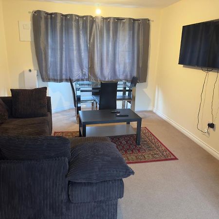 Lovely 2 Bedroom Family Holiday Home Thamesmead  Dış mekan fotoğraf